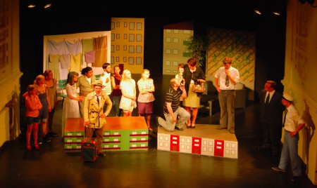 Sommarteatern Trettifyran (Ronneby Folkteater)                                                            Scenen anpassad för inomhusbruk vid regn.